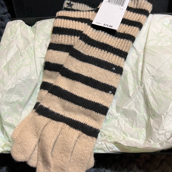 Jocelyn Heavenly Glove And Scarf Set - Picture 3 of 7